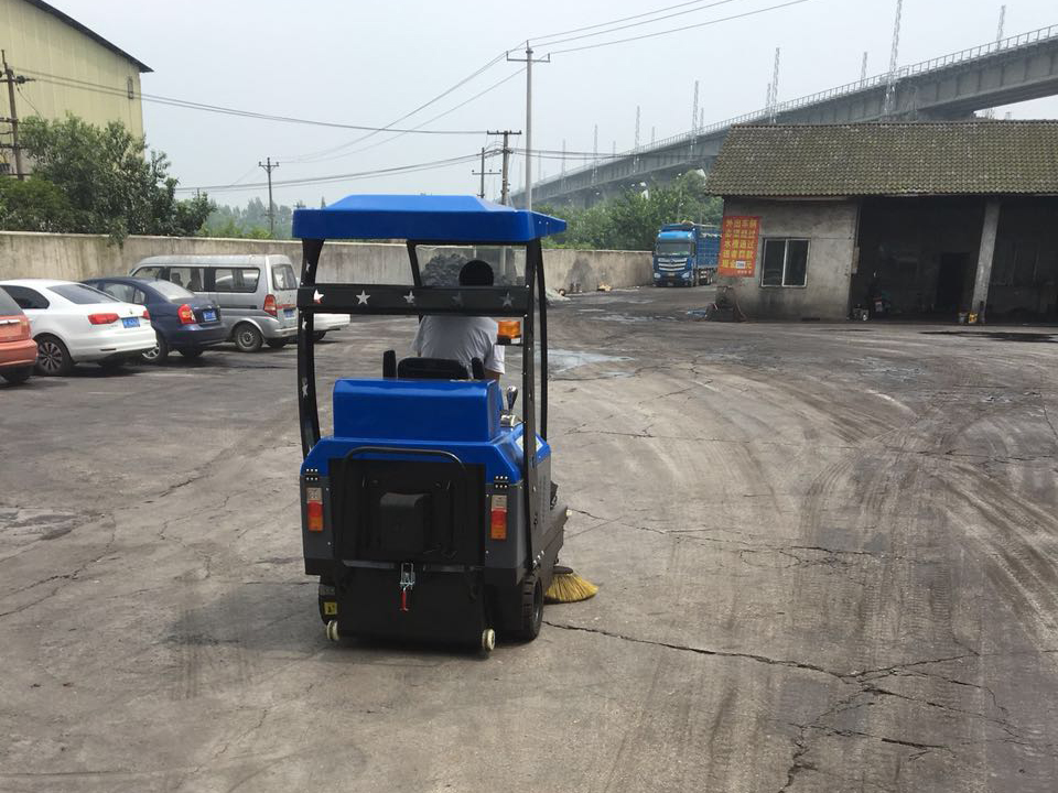 电动驾驶扫地机在煤厂的清扫使用